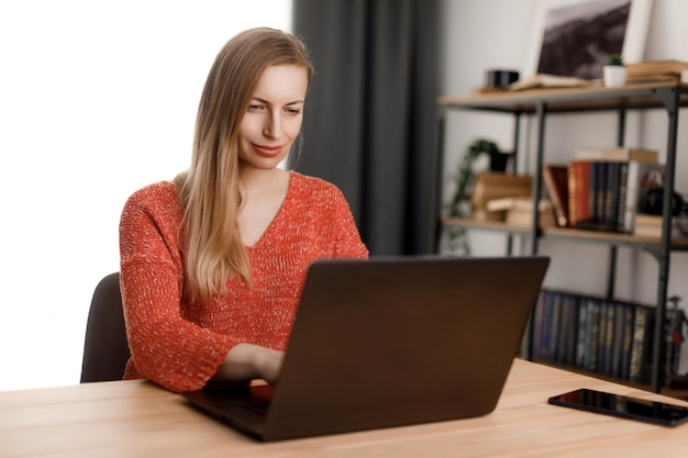 Mulher usando laptop em casa