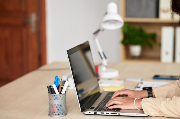 Mulher usando laptop em seu trabalho