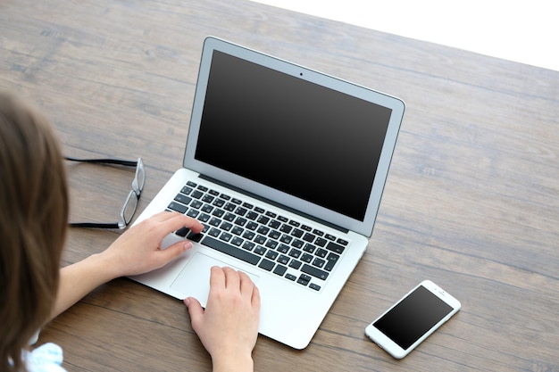 Mulher usando laptop na mesa no escritório