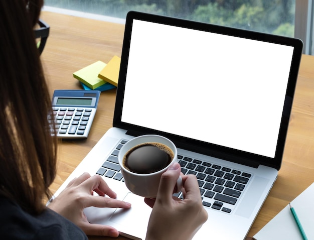 Mulher usando laptop na mesa