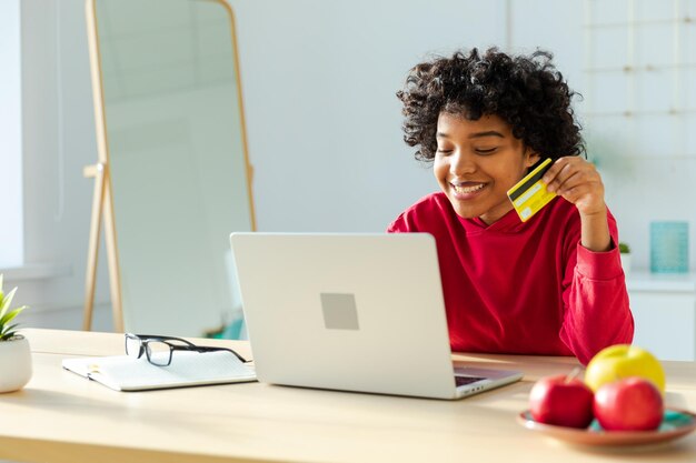 Foto mulher usando laptop na mesa