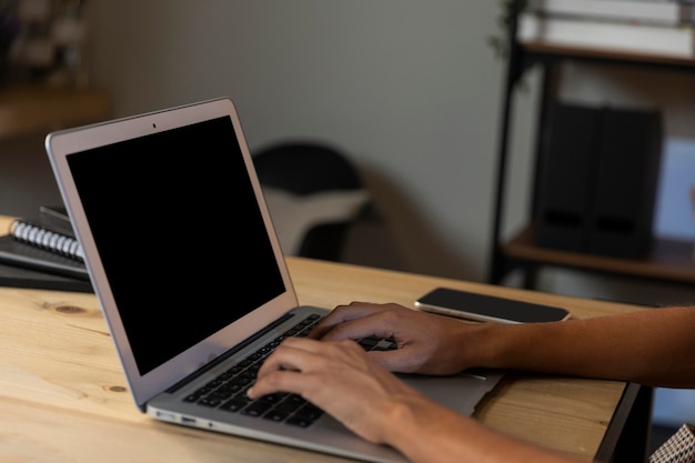 Mulher usando laptop na mesa