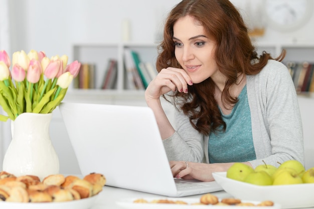 Mulher usando laptop na mesa