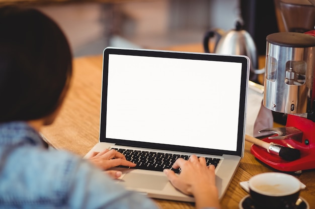 Mulher usando laptop no escritório