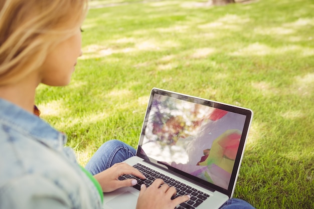 Mulher usando laptop no parque