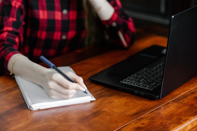 Mulher usando laptop para escola online