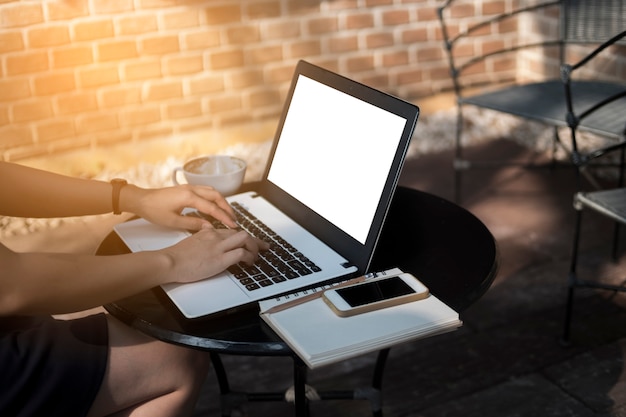 Mulher usando laptop para trabalhar na mesa, freelance e mulher de negócios