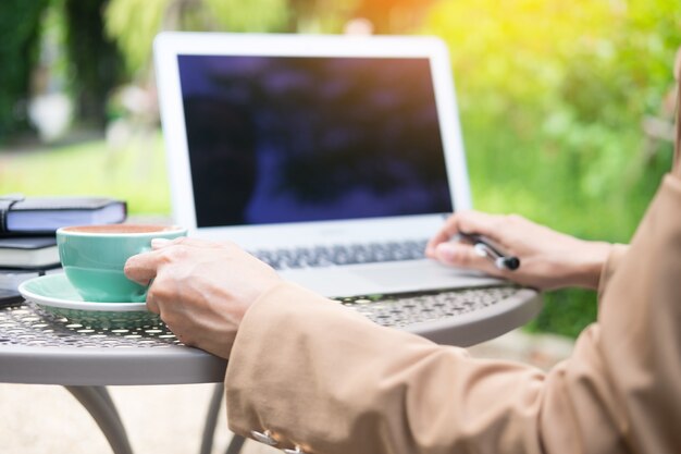 Mulher, usando, laptop, tabela, jardim