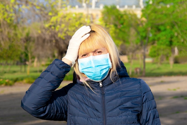 Mulher usando máscara facial durante surto de vírus e gripe corona.