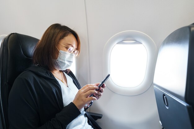 Mulher usando máscara facial está viajando
