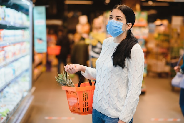 Mulher usando máscara protetora se preparando para a quarentena de disseminação do vírus pandêmico