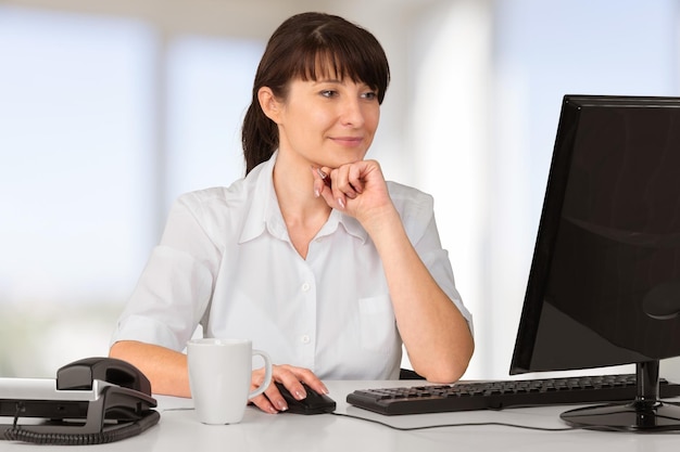 mulher usando o computador
