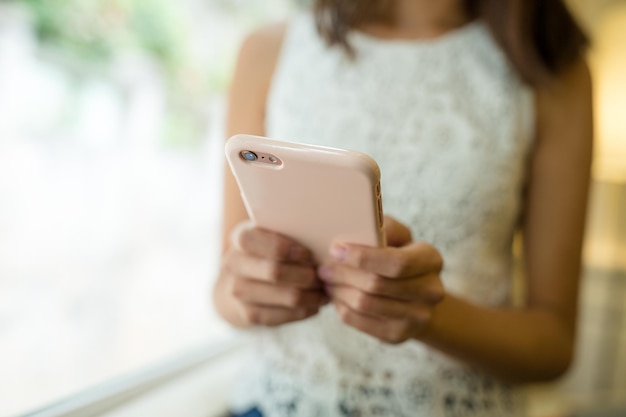 Mulher usando o smartphone