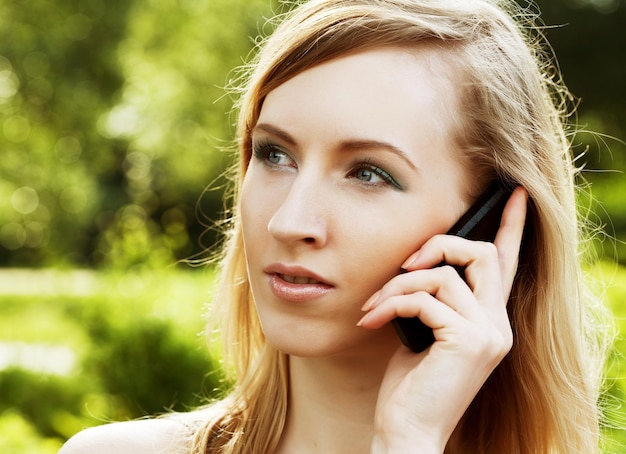 Mulher usando o telefone móvel