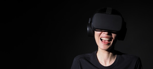 Mulher usando óculos de proteção de realidade virtual