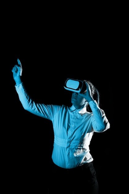 Mulher usando óculos de realidade virtual e apontando mensagens importantes com um dedo Mulher de negócios com óculos de realidade virtual e mostrando informações cruciais