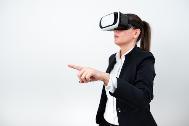 Mulher usando óculos de realidade virtual e apontando mensagens importantes com um dedo mulher de negócios com óculos de realidade virtual e mostrando informações cruciais