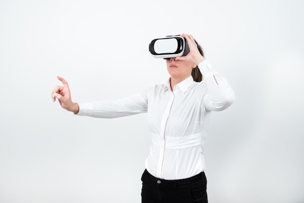 Mulher usando óculos de realidade virtual e apontando mensagens importantes com um dedo mulher de negócios com óculos de realidade virtual e mostrando informações cruciais