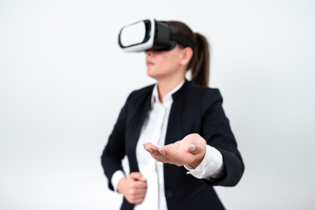 Mulher usando óculos de realidade virtual e apresentando mensagens importantes sobre uma mão Empresária com óculos de realidade virtual e mostrando informações cruciais acima da palma