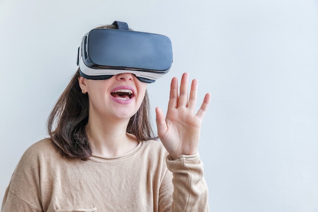 Mulher usando óculos de realidade virtual em fundo branco