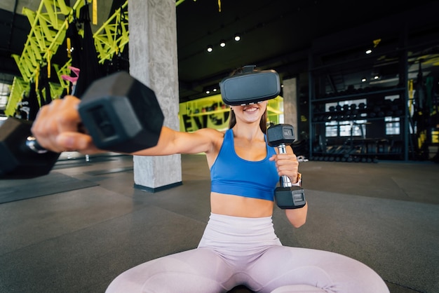 Mulher usando óculos de realidade virtual exercitando com halteres