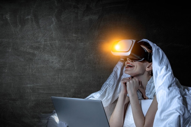 Mulher usando óculos de realidade virtual. Mídia mista
