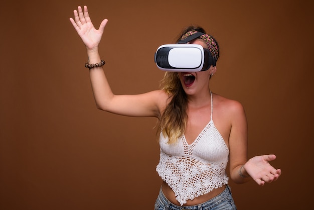 Mulher usando óculos de realidade virtual para experiência de realidade virtual