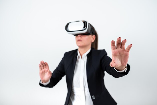 Mulher usando óculos vr e apresentando mensagens importantes entre as mãos empresária tendo