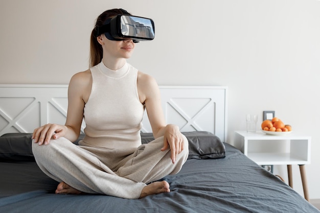 mulher usando óculos VR em casa