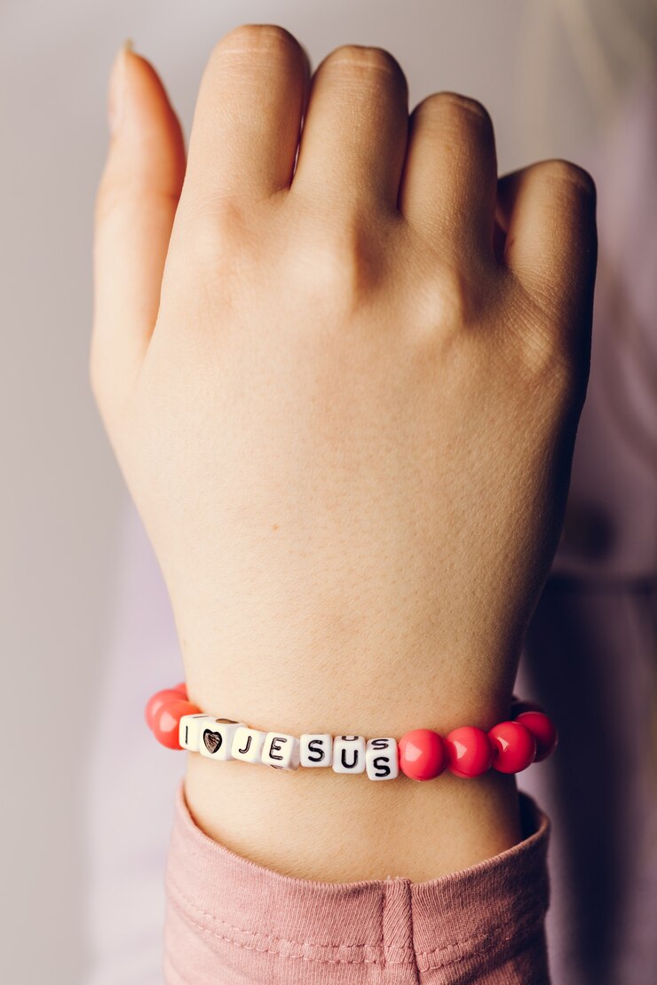Mulher usando pulseira I LOVE JESUS