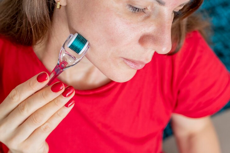 Foto mulher usando rolo de derma de micro agulha para cuidado da pele no rosto e pescoço cosméticos