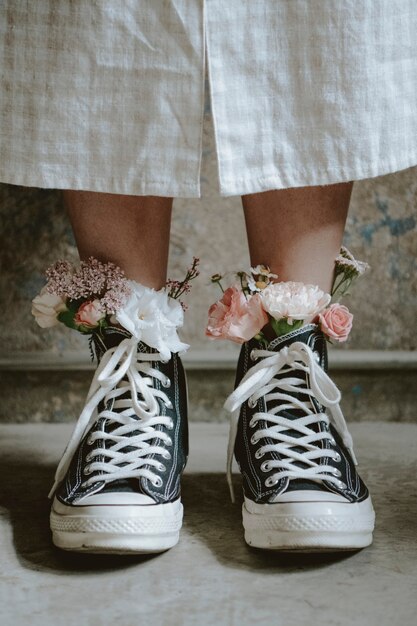 Mulher usando sapatos com flores