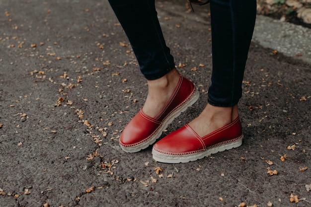 Mulher usando sapatos e sandálias, modelando ao ar livre