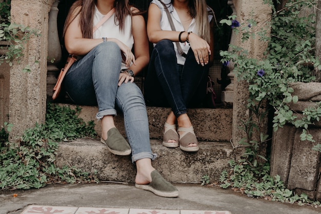 Mulher usando sapatos e sandálias, modelando ao ar livre