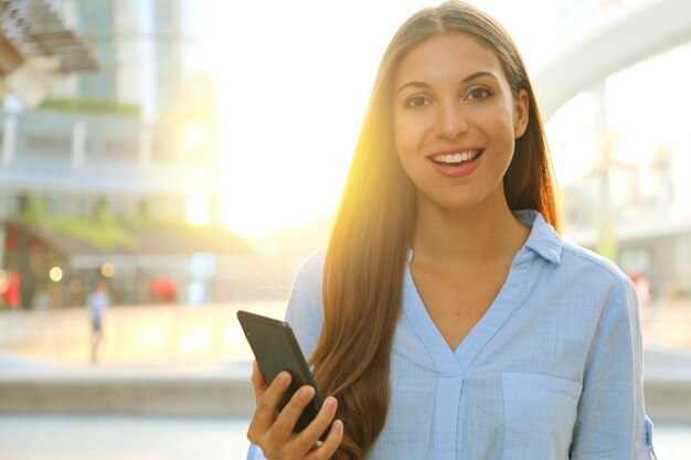 Mulher usando seu smartphone ao ar livre