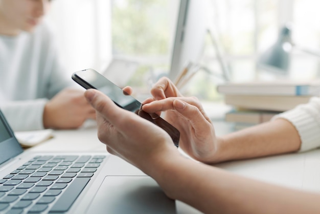 Mulher usando seu smartphone e conectando mãos de perto