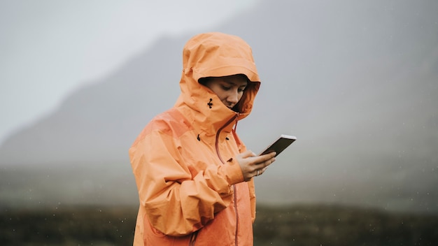 Mulher usando seu telefone celular nas montanhas