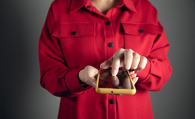 Mulher usando smartphone e tela tocante