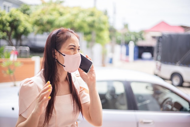 Mulher usando smartphone na estrada após acidente de trânsito conceito de segurança e seguro