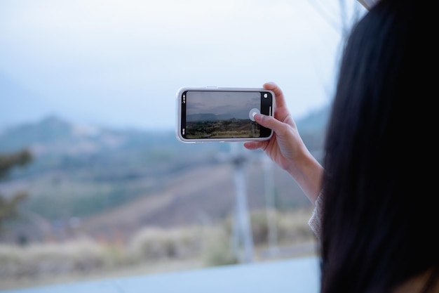 Foto mulher usando smartphone tira uma foto em khao kho tailândia