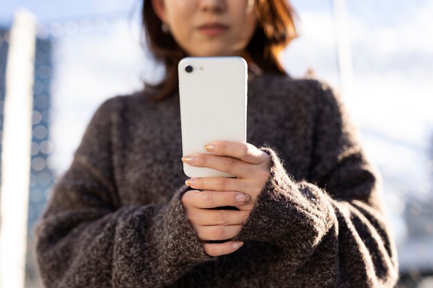 Mulher usando tecnologia de smartphone