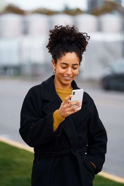 Mulher usando tecnologia de smartphone