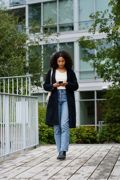 Foto mulher usando tecnologia de smartphone