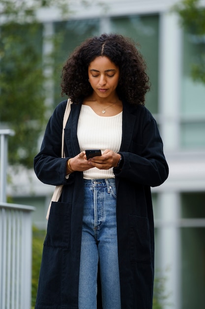 Foto mulher usando tecnologia de smartphone