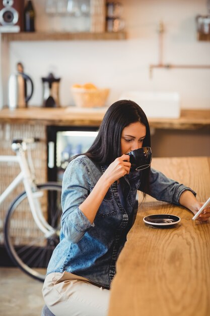 Mulher usando telefone celular no escritório