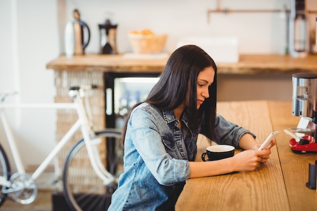 Mulher usando telefone celular no escritório