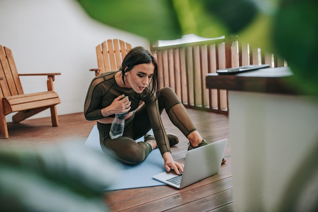 Mulher usando telefone enquanto está sentada na mesa