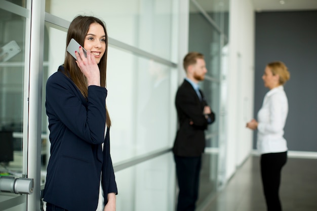 Mulher, usando, telefone móvel, em, escritório