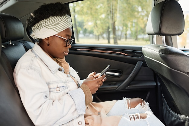 Mulher usando telefone no carro