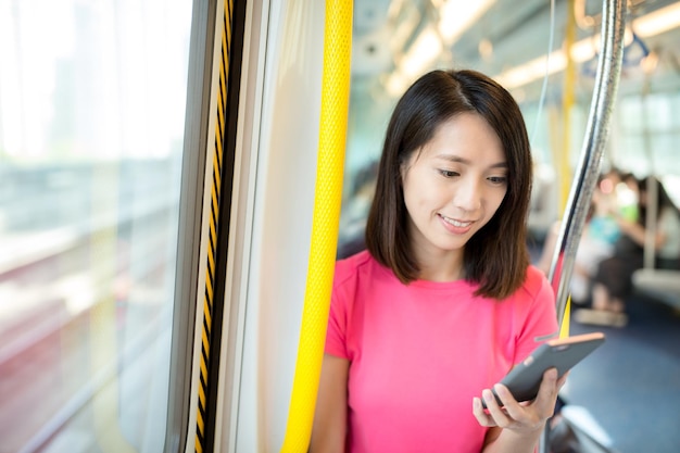 Mulher usando telefone no trem